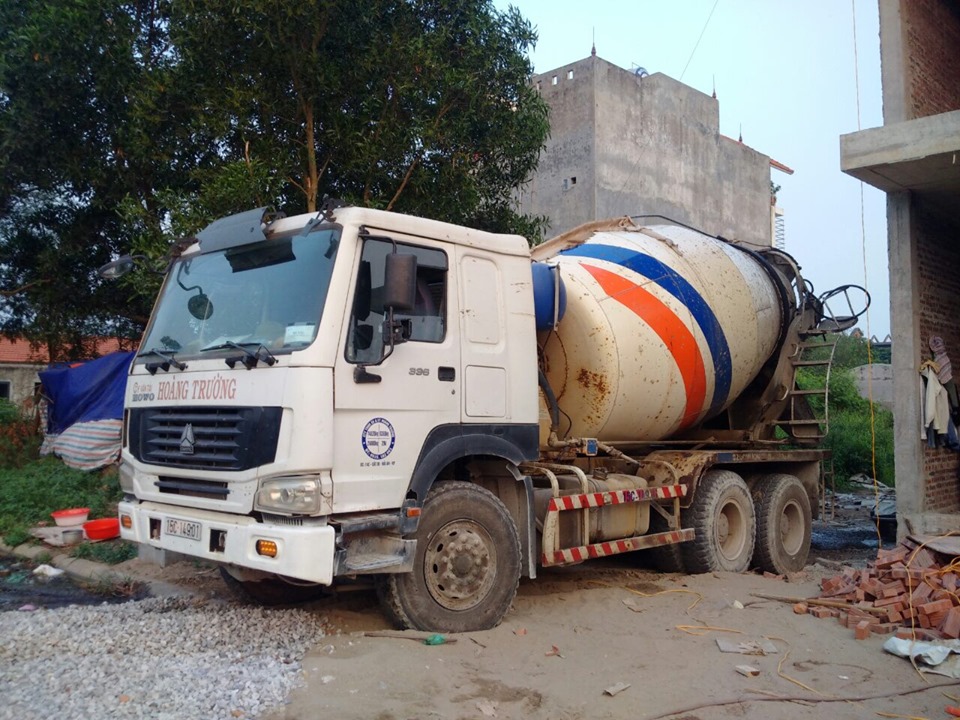 xe đổ bê tông trộn làm đường dự án